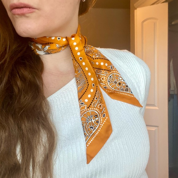 Hermes Rare Collector Scarf Silk Twilly
Entre Ciel Et Mer Bandana Pattern Orange - Picture 6 of 13